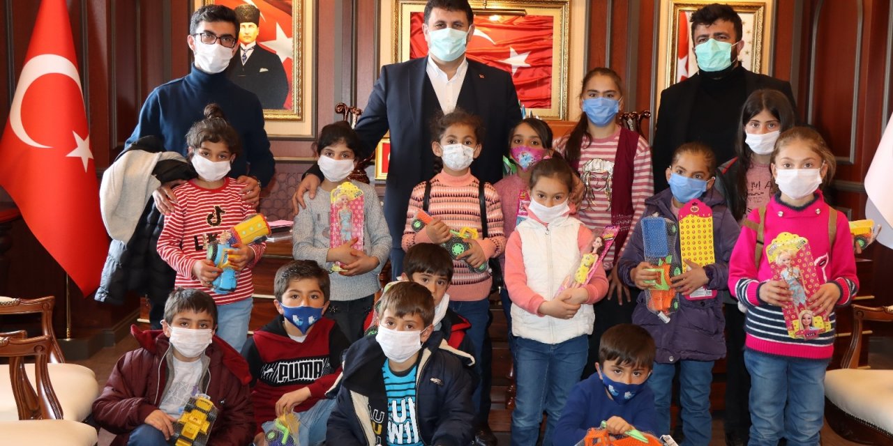Minik Öğrencilerden Başkan Yaşar’a Ziyaret