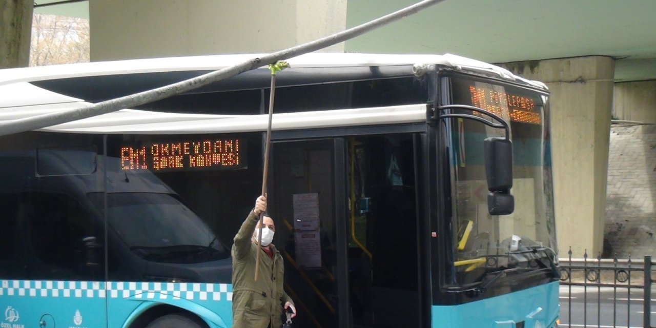 Şişli’de Yola Düşen Elektrik Kablosuna Kepçeli, Otobüse Fırçalı Çözüm Kamerada