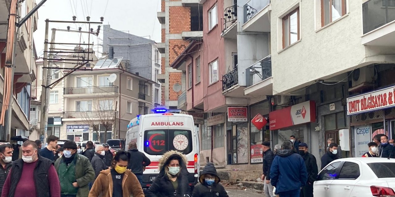 8 Metre Yüksekte Ördüğü Duvarla Birlikte Yere Çakıldı