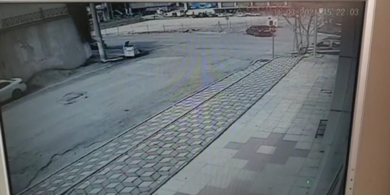 Otomobil İle Hafif Ticari Araç Böyle Çarpıştı