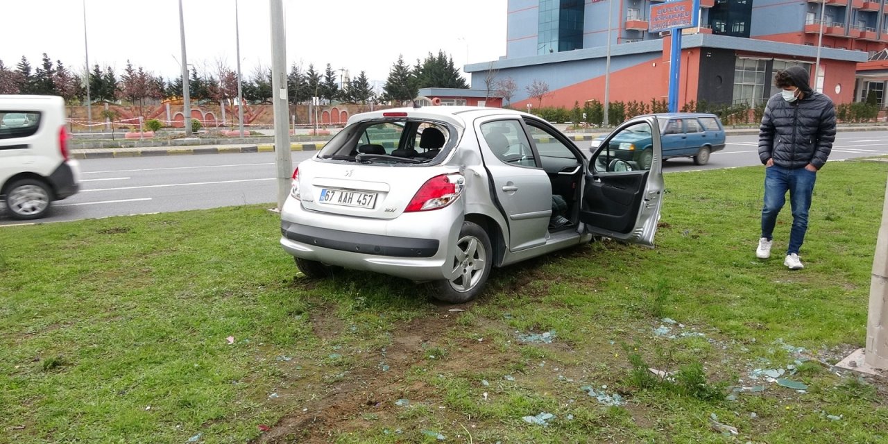 Otomobil Refüjdeki Elektrik Direğine Çarptı
