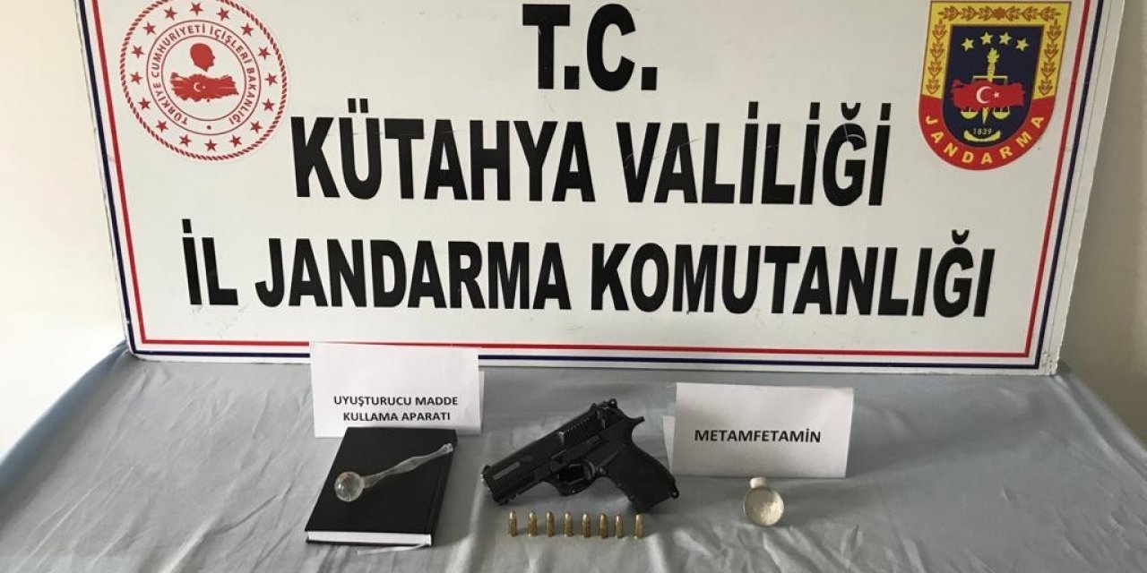 Kütahya’da Bir Araçta Uyuşturucu Ve Ruhsatsız Tabanca Ele Geçirildi