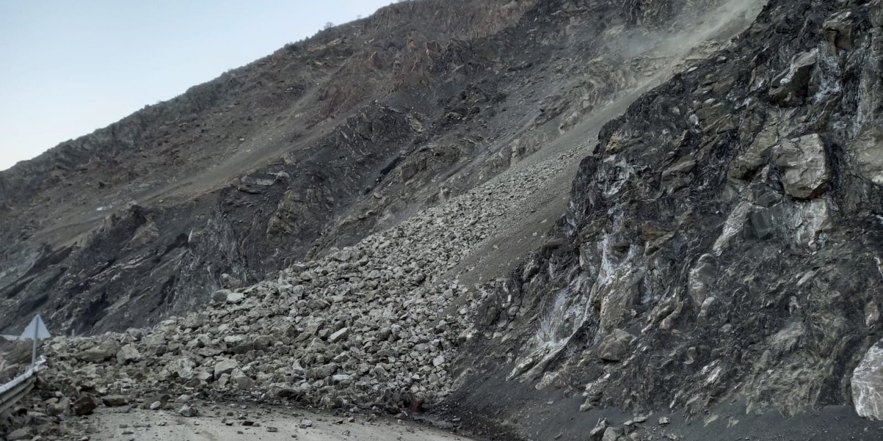 Van - Yüksekova Karayolunda Heyelan