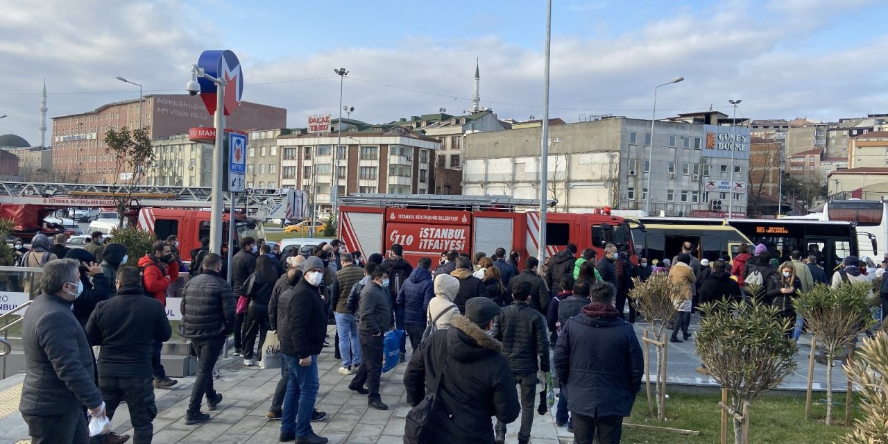 Mecidiyeköy-mahmutbey Metro Hattında Trafoda Yangın Çıktı, Seferler Durdu