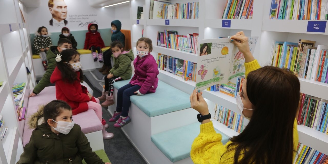 Küçükçekmece Belediyesi ‘gezici Kütüphane’ İle Vatandaşları Kitapla Buluşturuyor