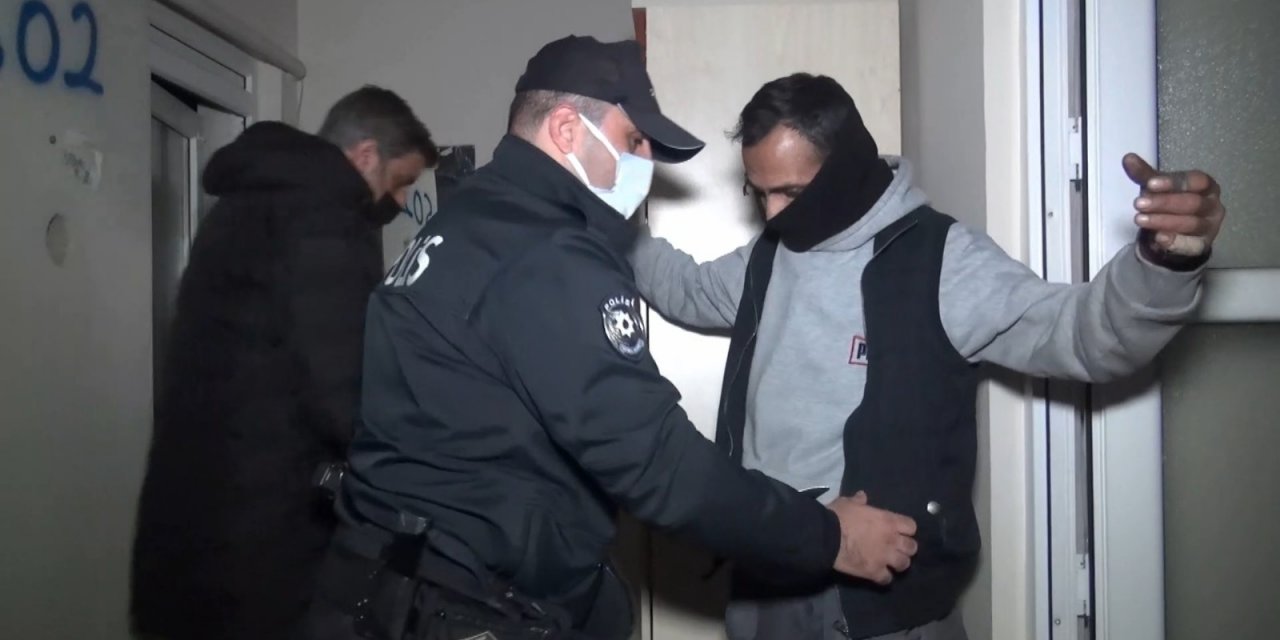 Bursa’da Atıl Durumdaki Kız Yurduna Giren Şahıstan Bıçak Ve Uyuşturucu Madde Çıktı