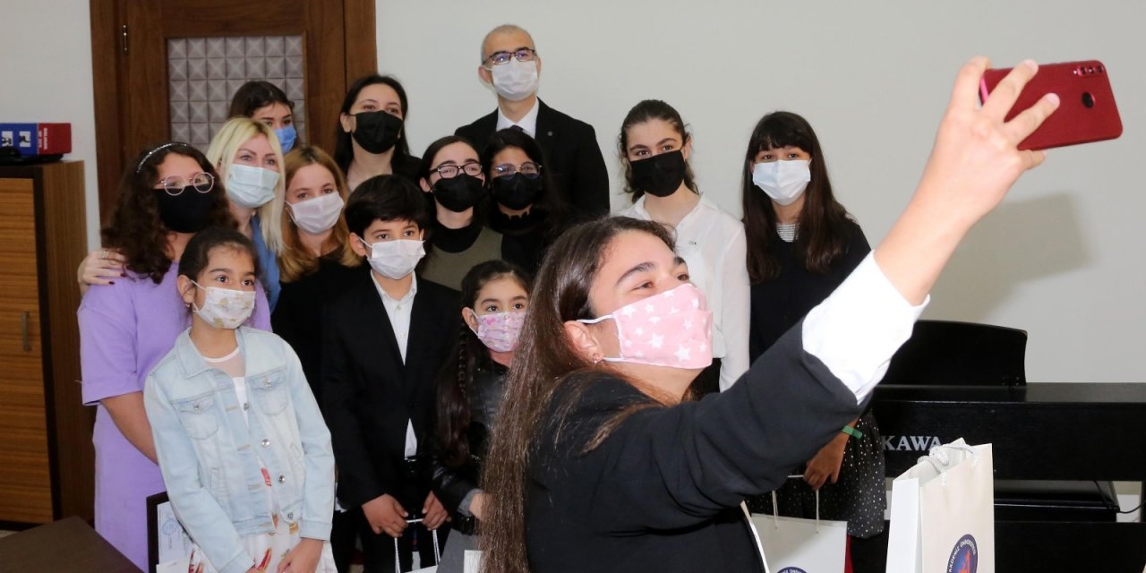 Rektör Özkan Ödüllü Konservatuvar Öğrencilerini Ağırladı