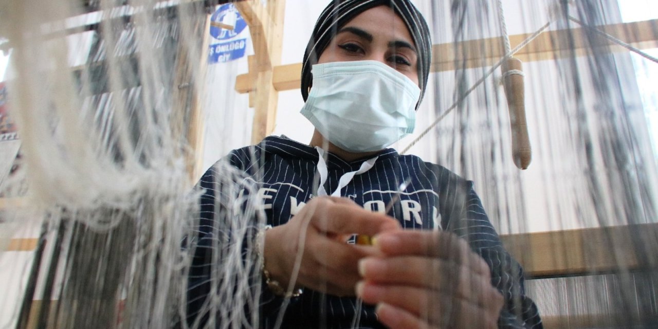 Diyarbakırlı Kadınlar İpekten Şal Üreterek Mesleği Ayakta Tutmaya Çalışıyor