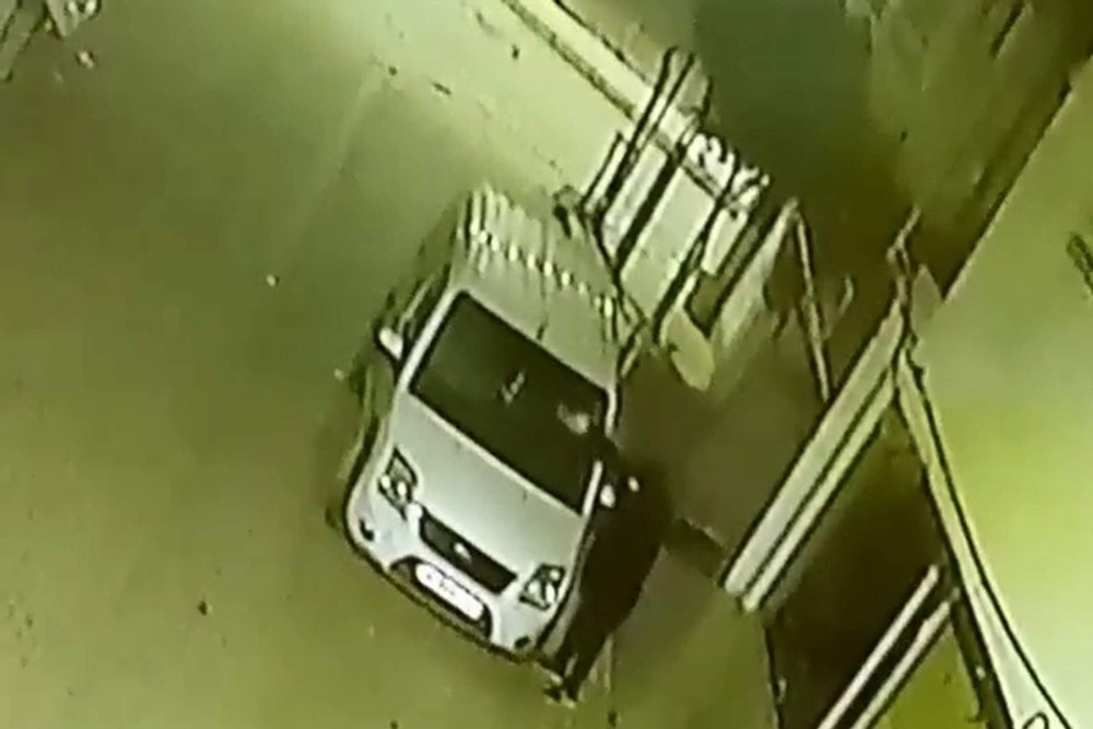 Siirt’te aracın kundaklama anı güvenlik kamerasına yansıdı