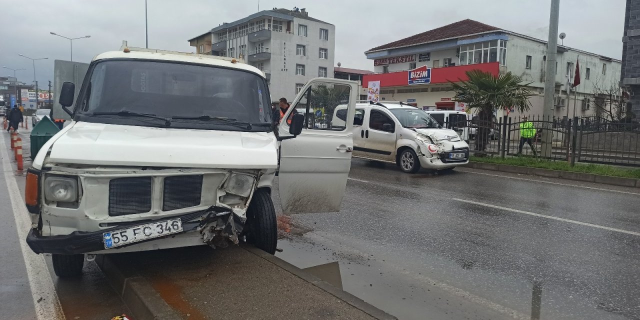 Kamyonet İle Hafif Ticari Araç Çarpıştı: 1 Yaralı