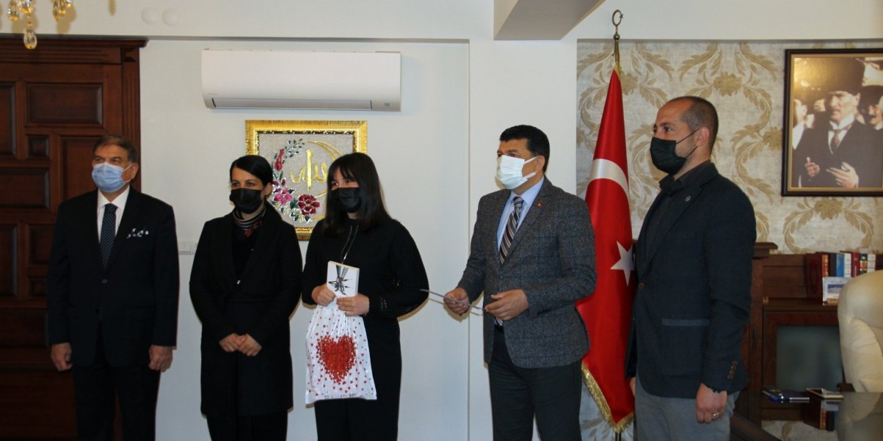 Milli Şair Gibi Ödülünü ‘sevgi Evleri’ne Bağışladı