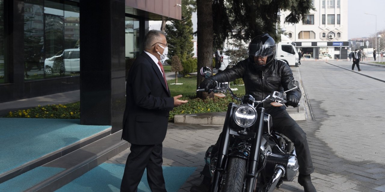 Motosiklet Tutkunu Kürşat Tüzmen Başkan Büyükkılıç’ı Ziyarete Motosikletiyle Geldi