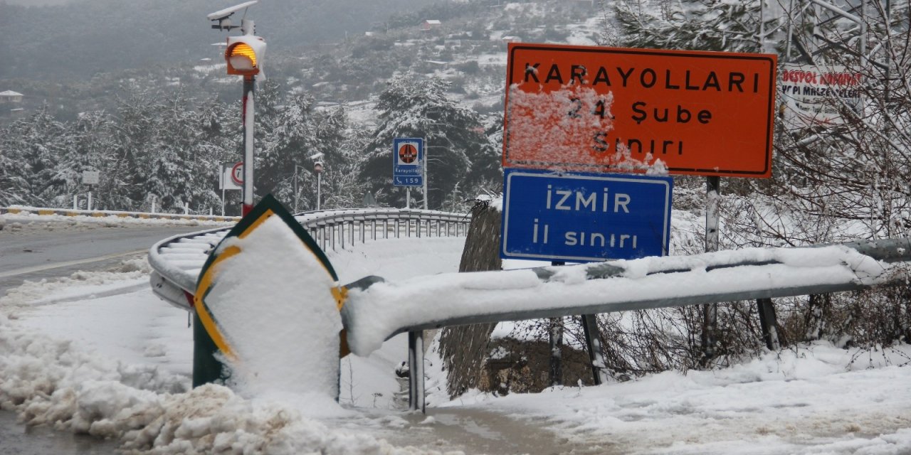 İ̇zmir’e Nisan Ayı Karla Geldi