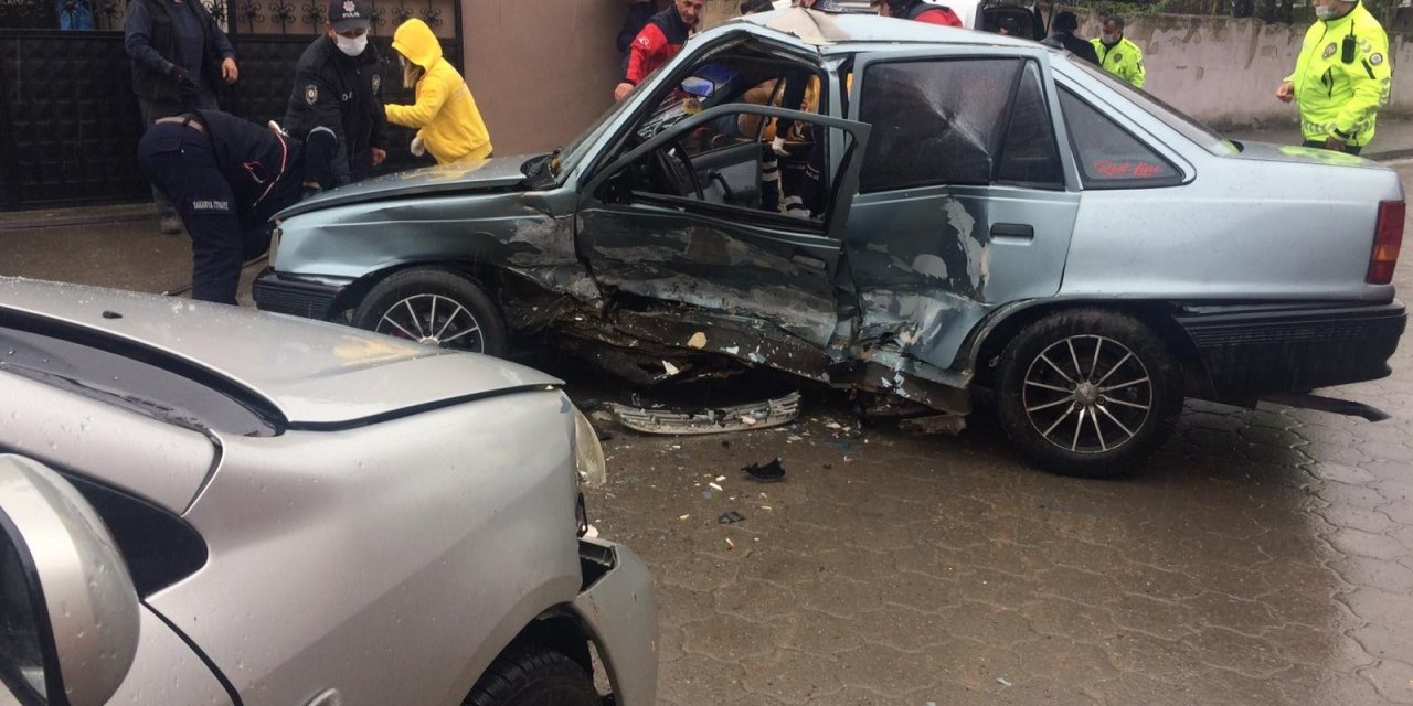 İ̇ki Otomobil Çarpıştı, Araçta Sıkışan Sürücü İtfaiye Tarafından Kurtarıldı