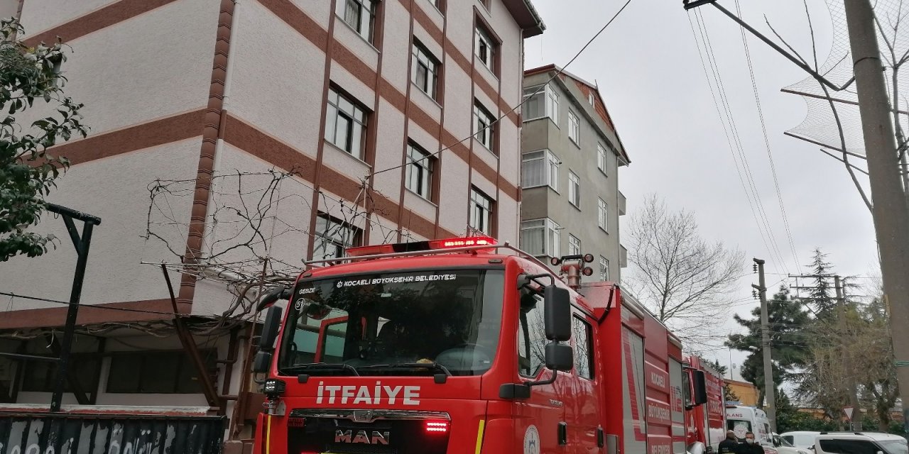 5 Katlı Binada Çıkan Yangında 4 Kişi Dumandan Etkilendi