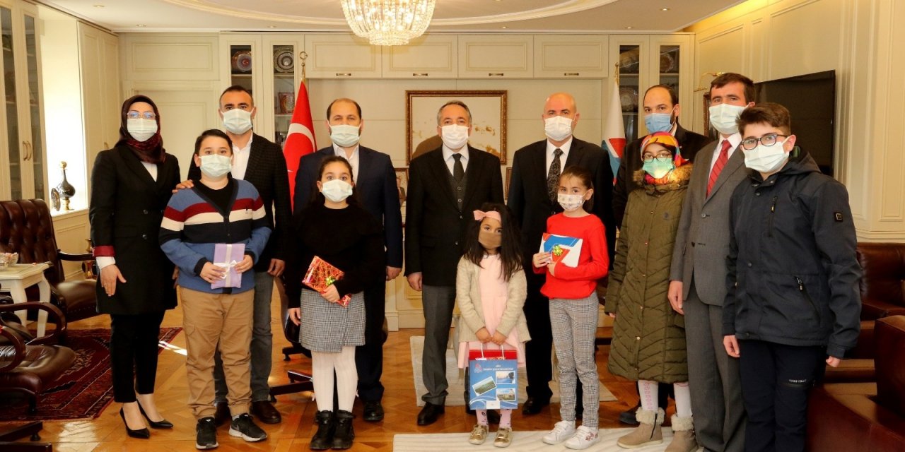 Ai̇çü En Çok Kitap Okuyanlara Ödül Verdi