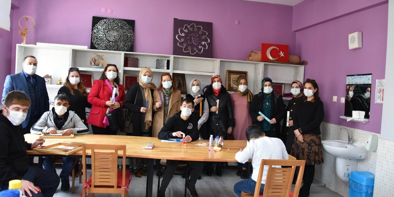 Konya Protokolü Eşlerinden Özel Öğrencilere Ziyaret