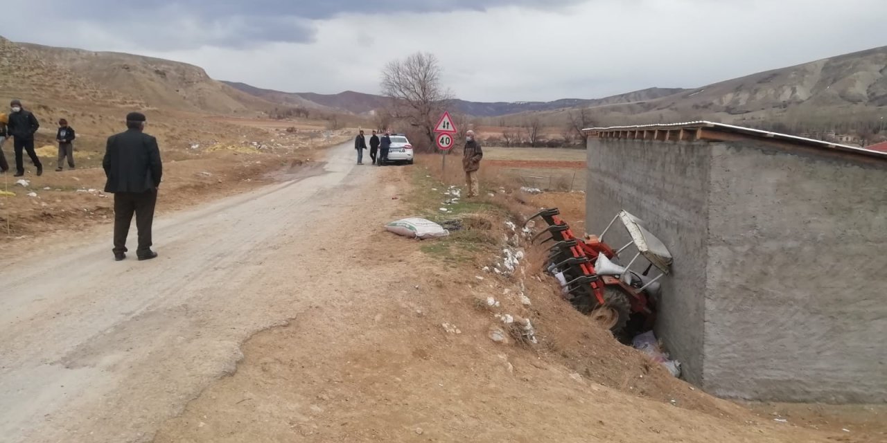 Traktör Devrildi: 2 Yaralı