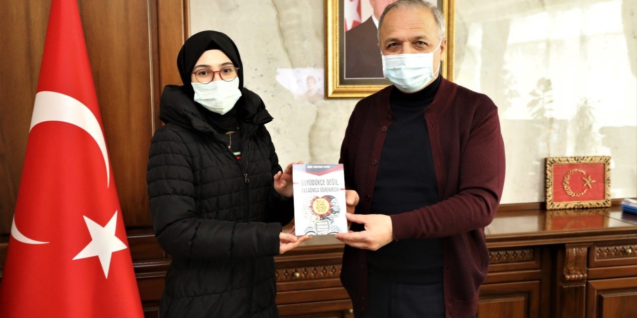 Genç Yazar İlk Kitabını Başkan Üçok’a Hediye Etti