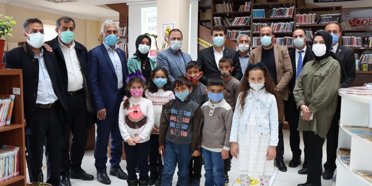 Başkan Yaşar, Çat Halk Kütüphanesini Ziyaret Etti