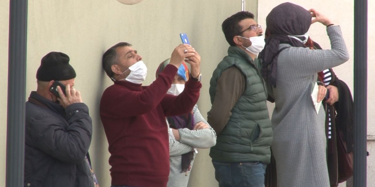Pencereye Çıkan Kızı, Vatandaşlar Film Gibi İzledi