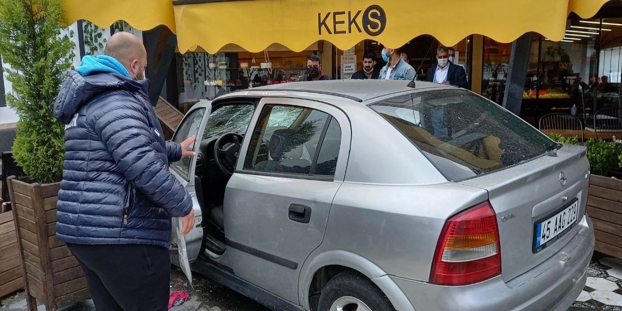 Kaza Yapıp Pastaneye Daldı: 1 Yaralı