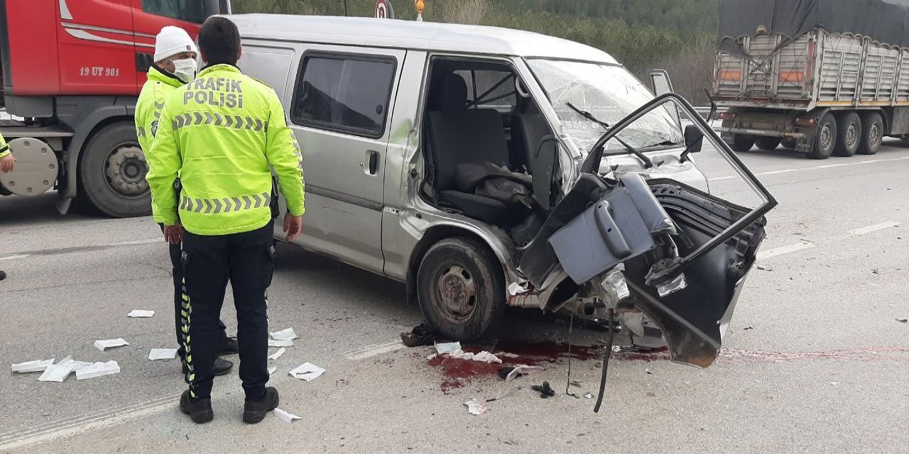 Hafif Ticari Araç Cipe Arkadan Çarptı: 4 Yaralı