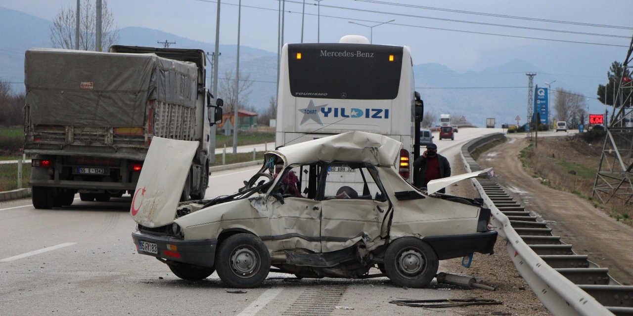 Amasya’da Yolcu Otobüsüyle Çarpışan Otomobil Hurdaya Döndü: 1 Ölü