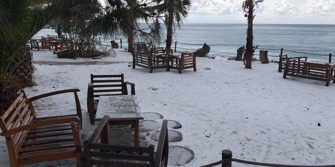 Fethiye’deki Dolu Sahili Beyaz Örtü İle Kapladı