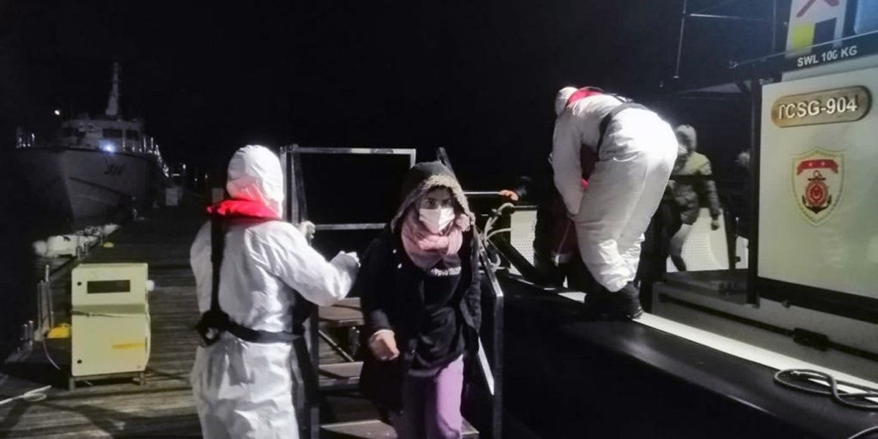 Teknesi Arızalanan Göçmenleri Sahil Güvenlik Kurtardı