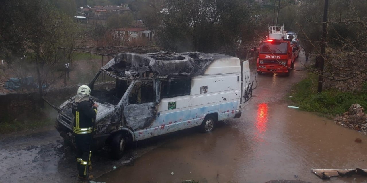 Park Halindeki Minibüs Yandı