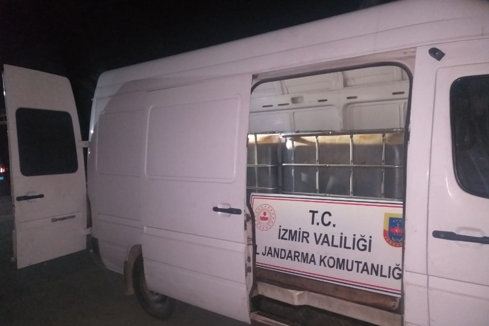 İzmir’de 3 bin litre kaçak akaryakıt ele geçirildi