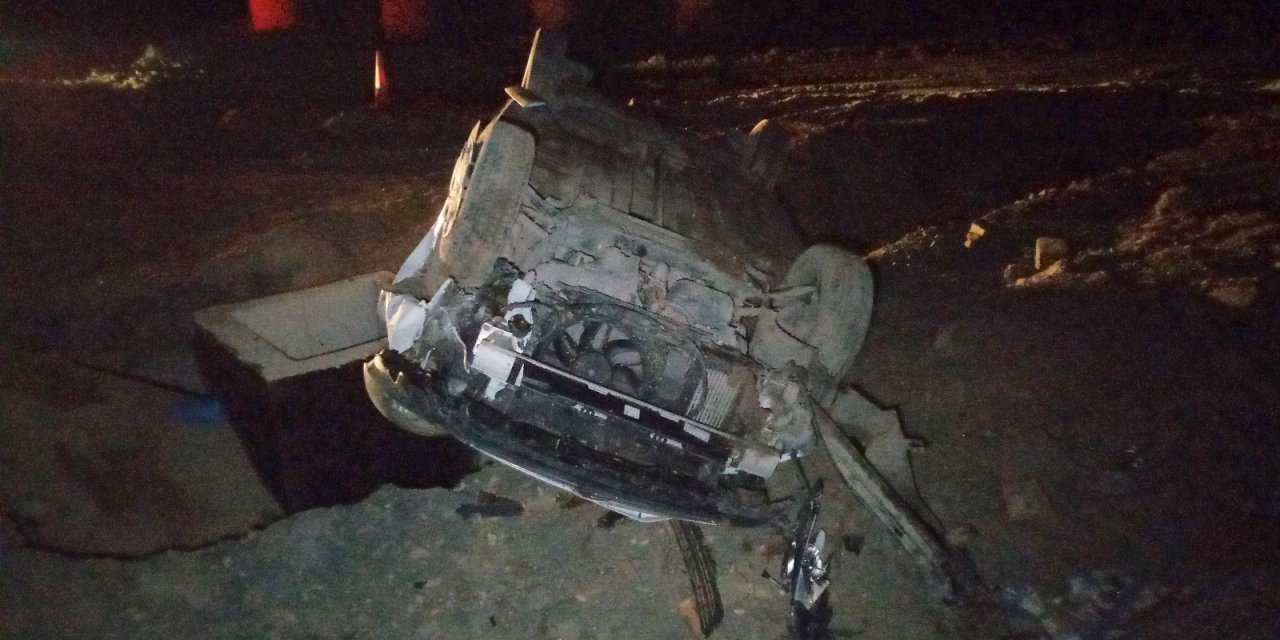 Yanlışlıkla Otoyol İnşaatına Giren Araç Kum Öbeğine Çarparak Taklalar Attı: 2 Yaralı