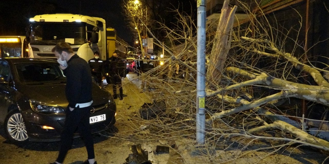 Kadıköy’de Kontrolden Çıkan Lüks Otomobil Faciaya Davetiye Çıkardı: 3 Yaralı