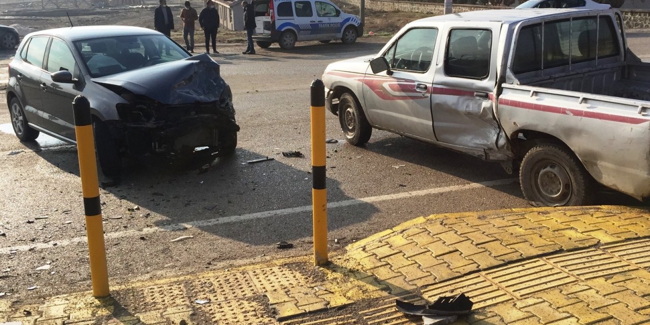 Konya’da Pikapla Otomobil Çarpıştı: 2 Yaralı