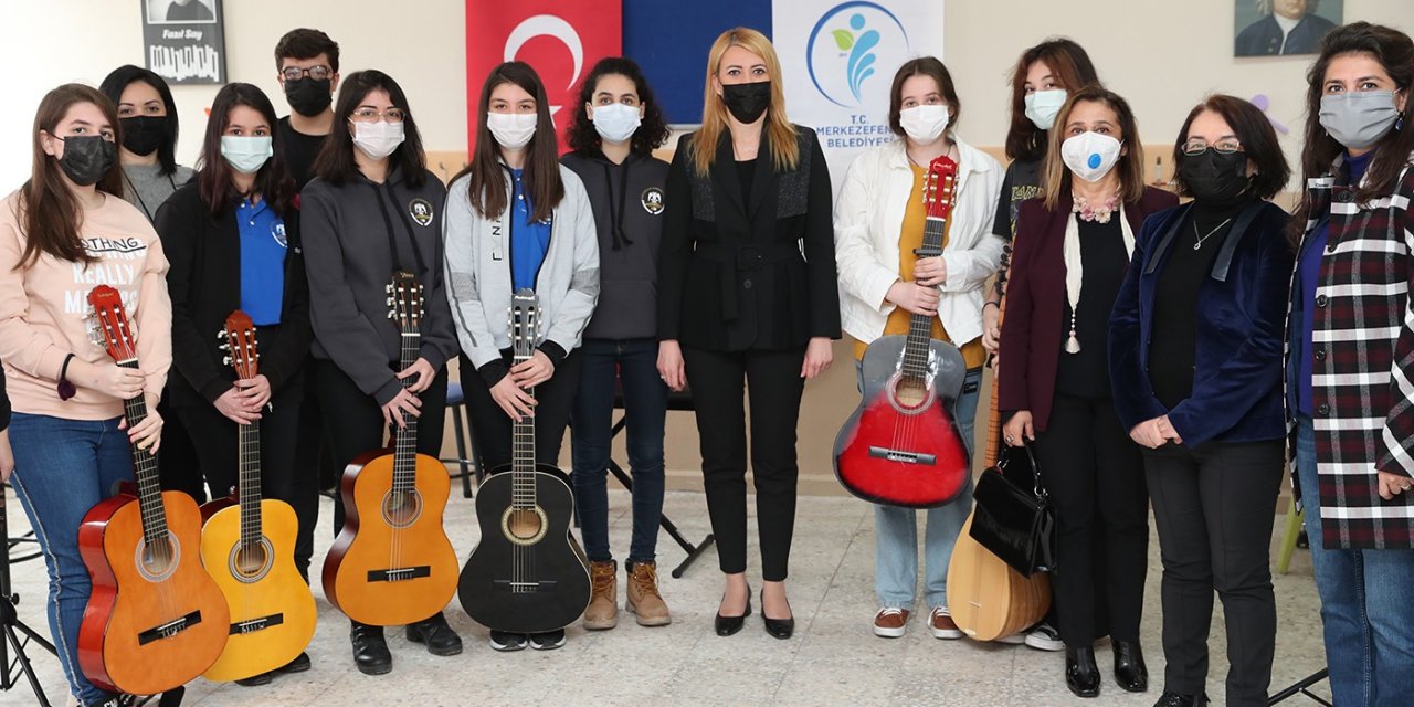 Enstrüman Hediye Edilen Çocuklardan Mini Konser