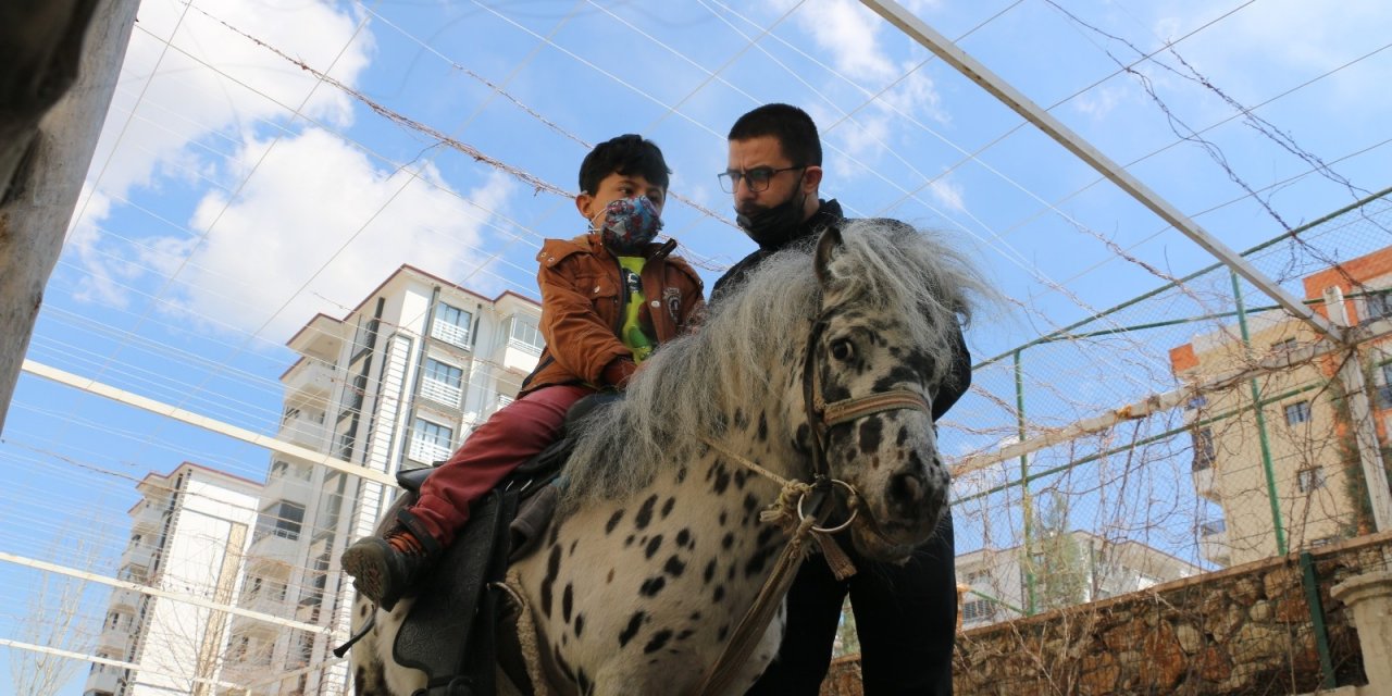 Otizmli Çocuklar, Duyu Odaları Ve Atla Terapiyle Hayata Hazırlanıyor