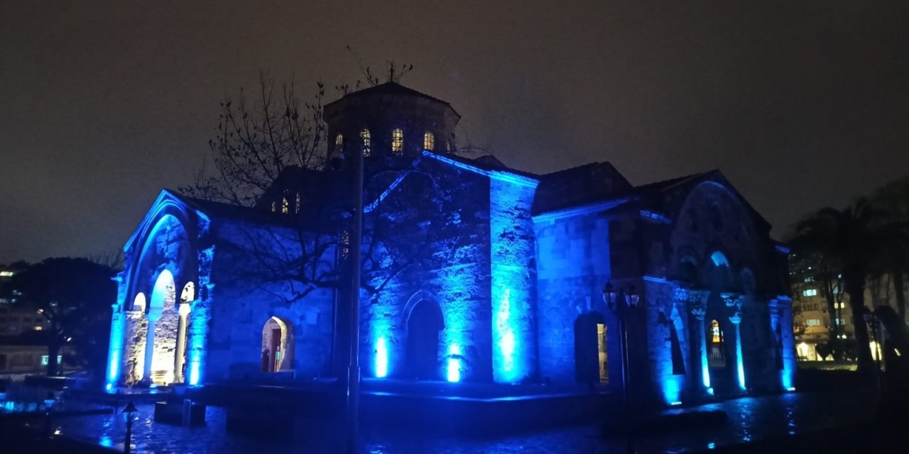 Trabzon’daki Ayasofya Camii Mavi Görüntüsü İle Büyüledi
