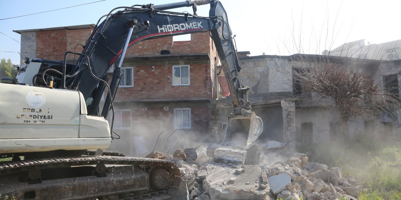 Erdemli’de Metruk Binalar Yıkılıyor