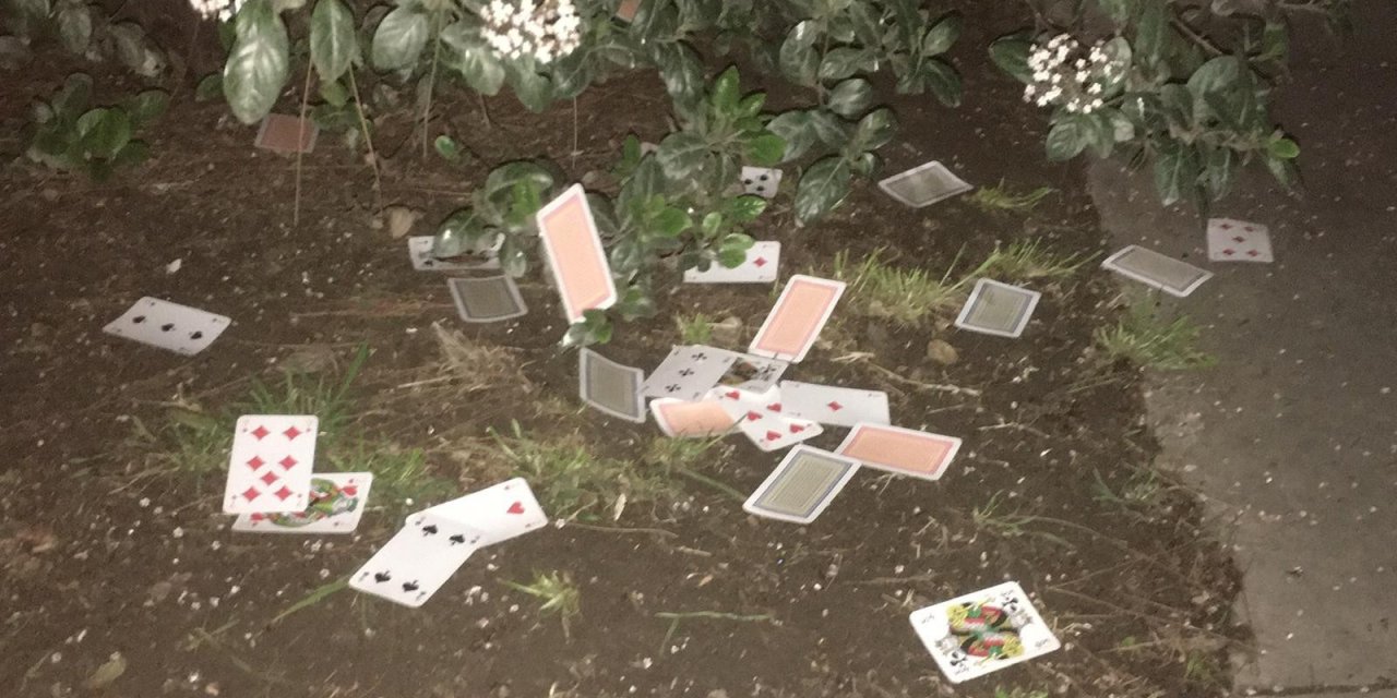 Polisin Kumar Baskınında Oyun Kağıtlarını Camdan Attılar