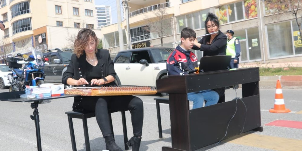 Otizmli Piyanistten Yaya Geçidinde Resital