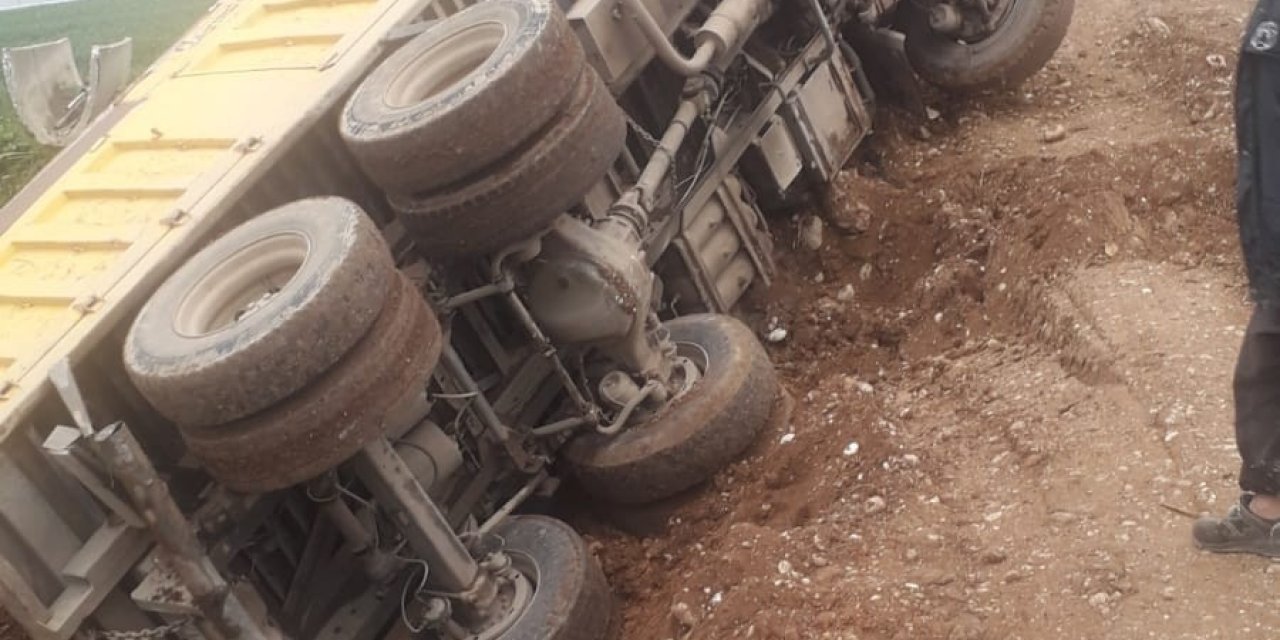Toprak Yüklü Kamyon Yoldan Çıkıp Devrildi