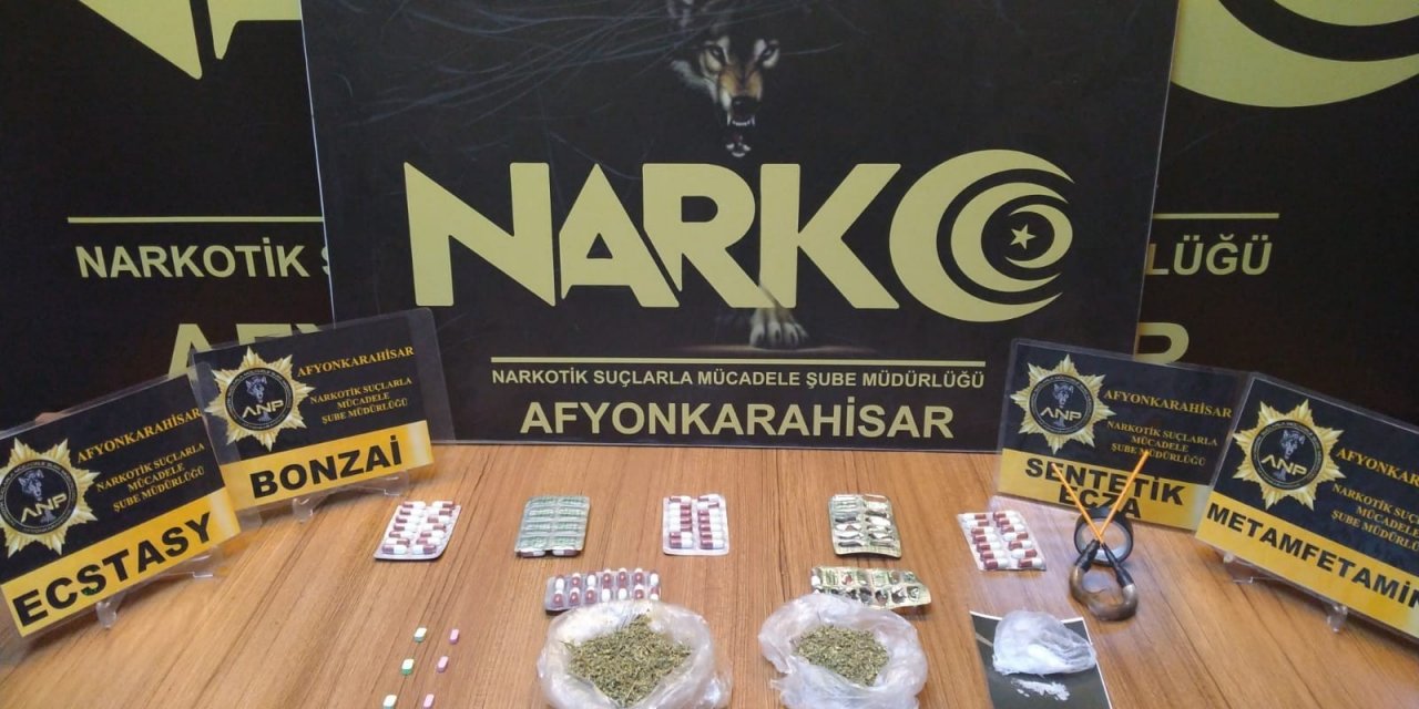 Polisi Görünce Uyuşturucu Maddeleri Yola Attılar