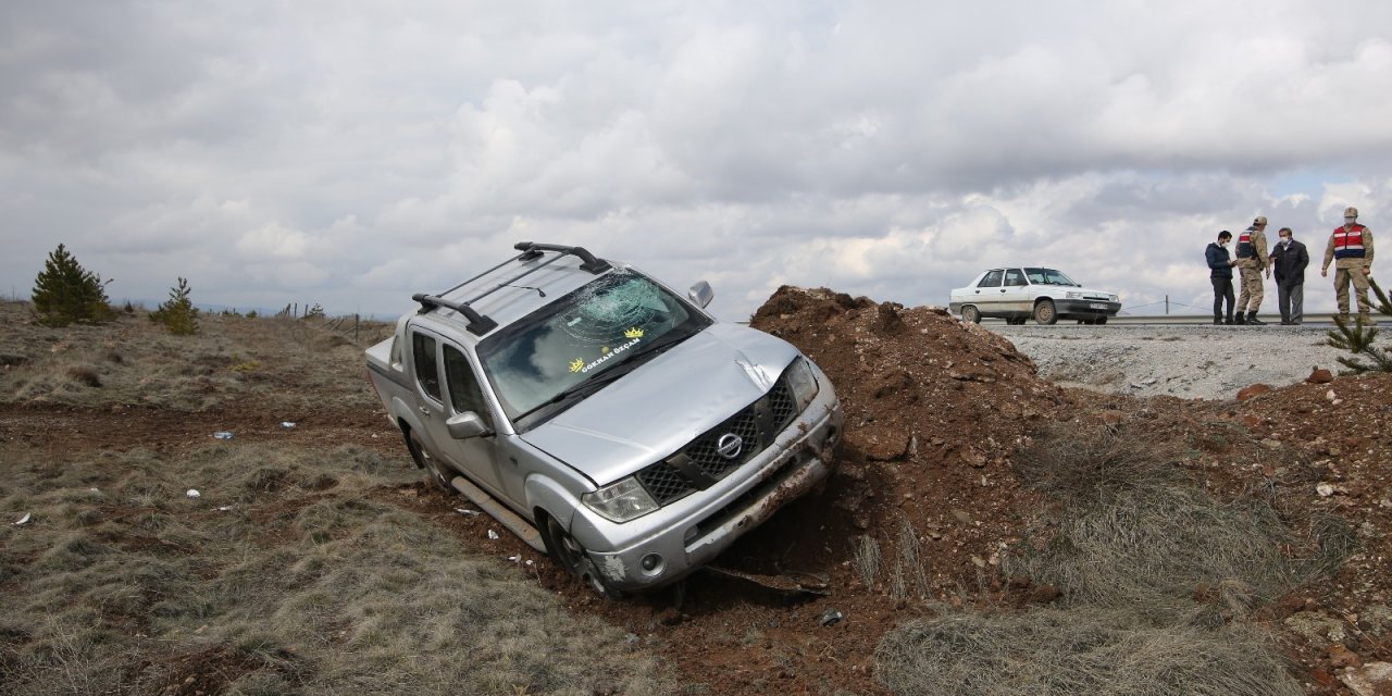 Sivas’ta, Pikap Yol Kenarına Uçtu: 4 Yaralı