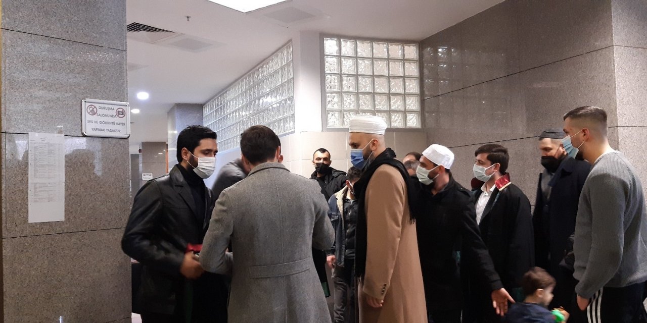 Çarşaflı Kadınların Fotoğrafını Sosyal Medyada Paylaşan Doktora Hakaret Eden Sanıklara Beraat