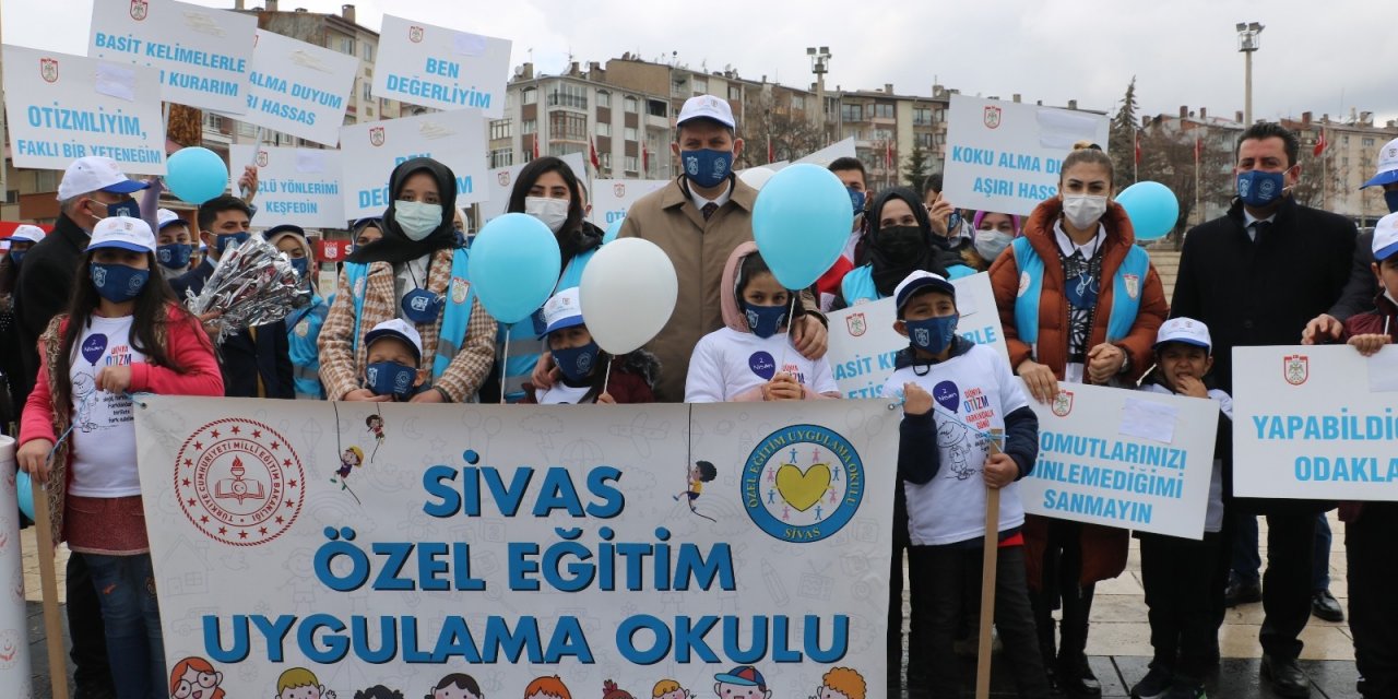 Sivas’ta 2 Nisan Dünya Otizm Farkındalık Günü Dolayısıyla Kurulan Standı Vali Salih Ayhan Ziyaret Etti