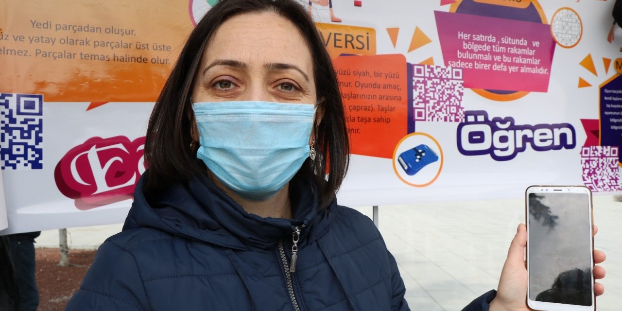 Hem Toplu Taşıma Bekliyorlar Hem Oyun Oynuyorlar