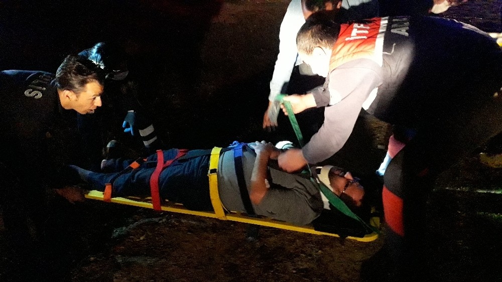 Adana’da minibüs ile otomobil kafa kafaya çarpıştı: 4 yaralı