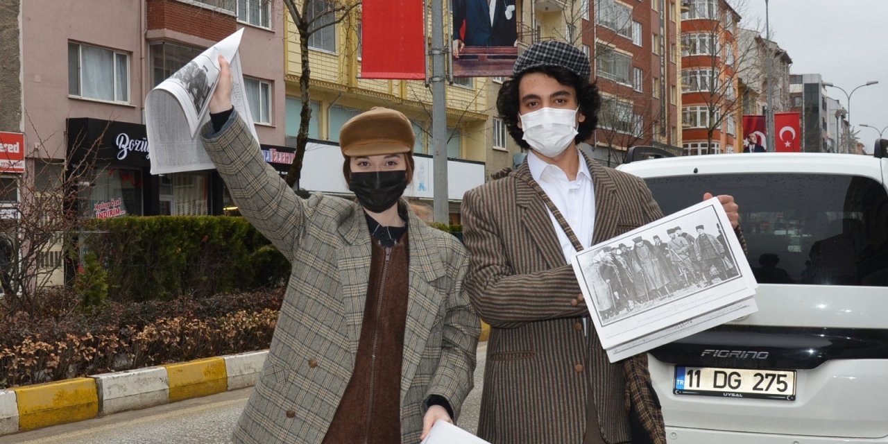 O Yıllara Özgü Giyinip "yazıyor, Yazıyor, 100 Yıllık Destan Yazıyor" Diye Bağırarak Gazete Dağıttılar