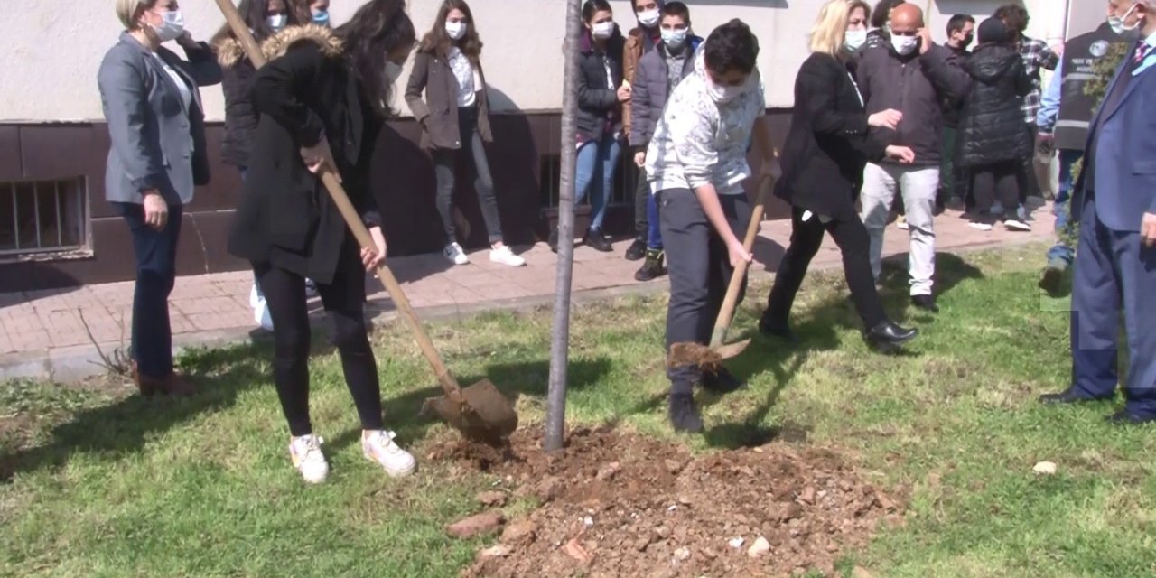 Kartallı Öğrenciler Kep Atmak Yerine Fidan Dikerek Doğada İz Bıraktı